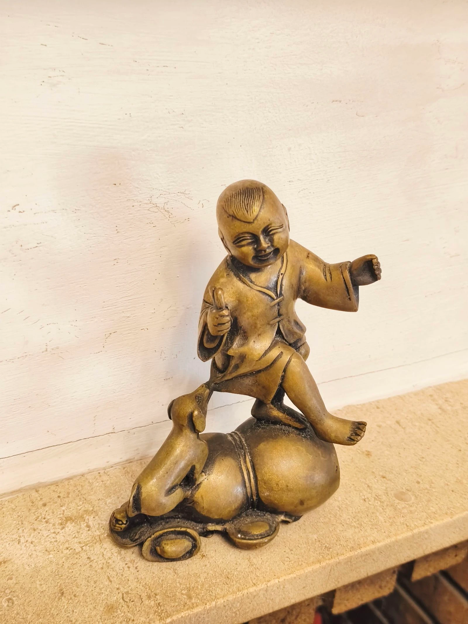 Figura escultura de bronce antigua perro y muchacho – photo 2